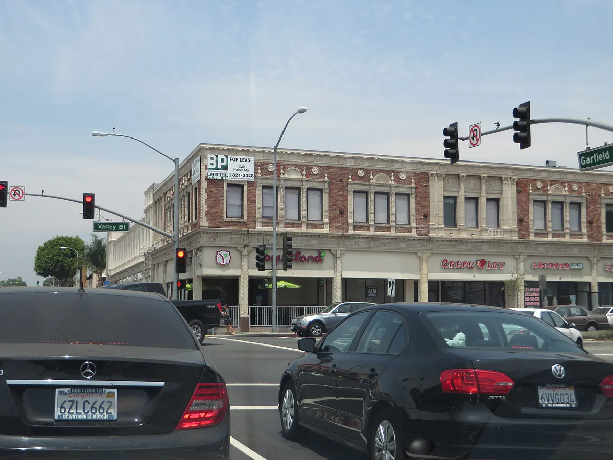 Garfield Avenue, Alhambra, California (14331338867)