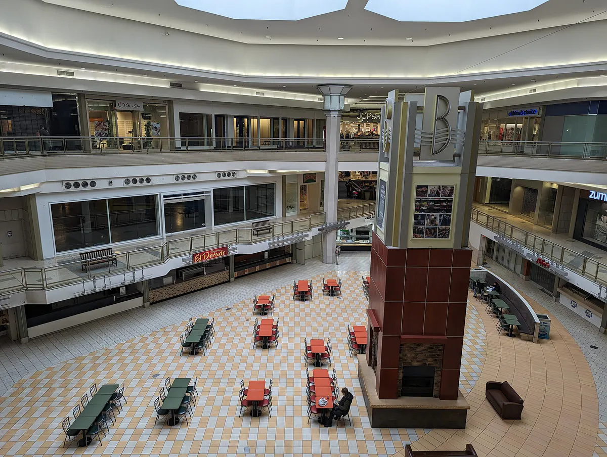 Burnsville Center food court 01, Minnesota