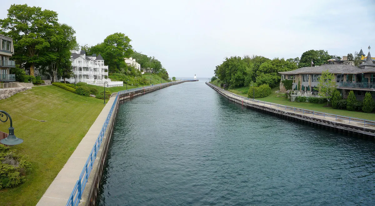 2009-0619-Charlevoix-lighthousepine, Michigan