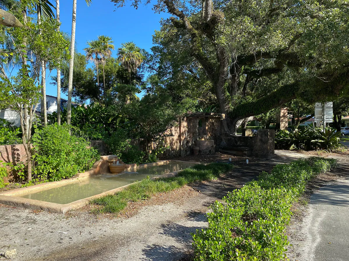 Historic Ponce de Leon Plaza in Coral Gables Florida 02
