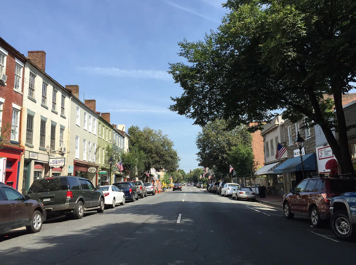 2016-07-24 10 28 10 View north along U.S. Route 1 Business, U.S. Route 17 Business and Virginia State Route 2 (Caroline Street) between Hanover Street and George Street in Fredericksburg, Virginia