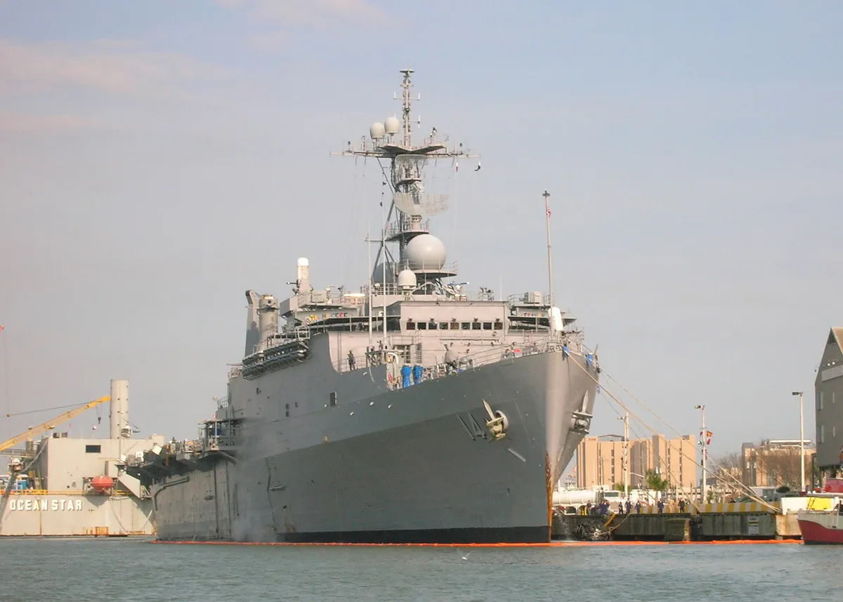 US Navy 060223-N-8374E-010 The amphibious transport dock USS Trenton (LPD 14), is moored at Galveston's Pier 21, Texas