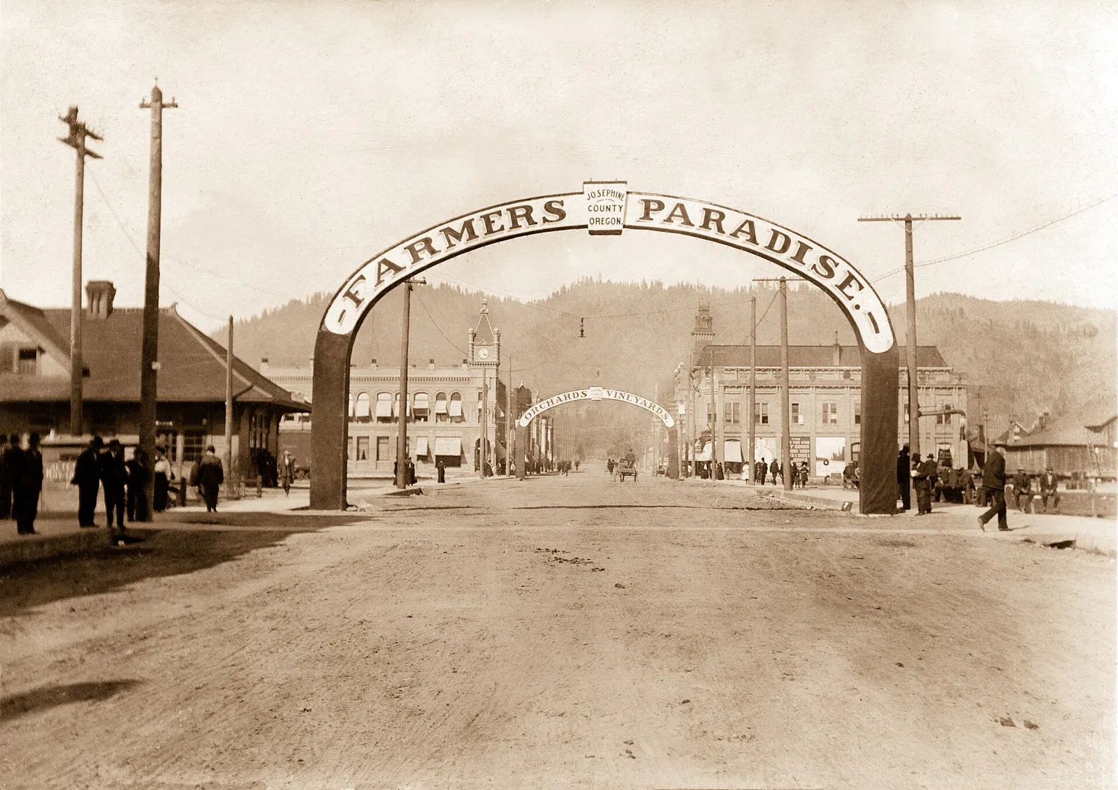 6th St. & G St. Looking North - Downtown Grants Pass, Oregon (52915627266)