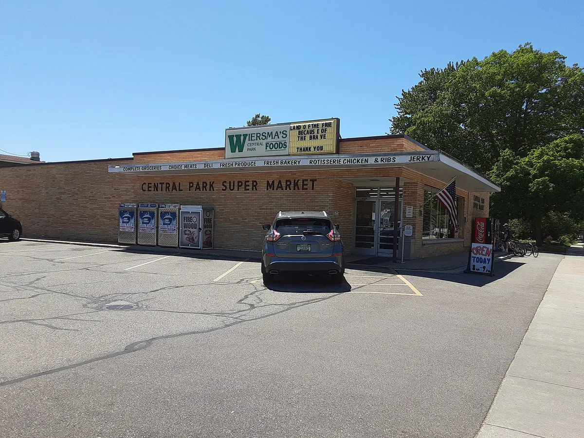 Central Park Market - S. Shore Drive, Holland (51238766667), Michigan