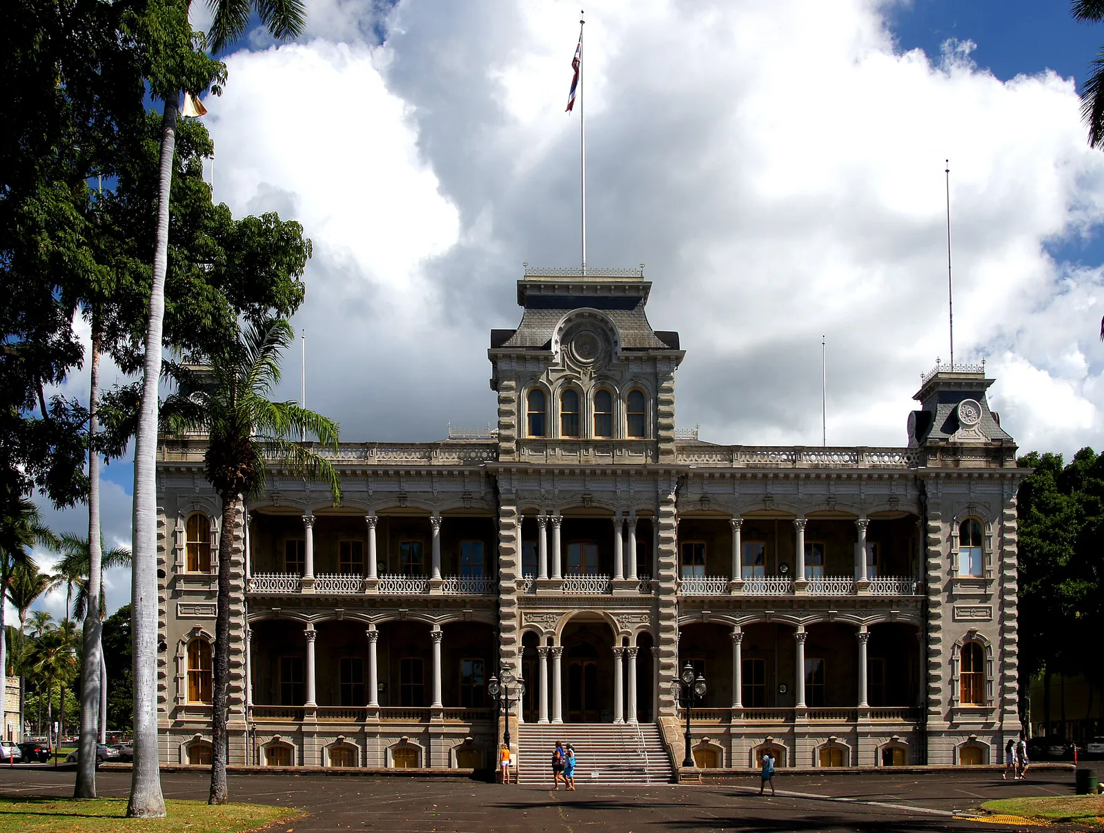 Iolani Palace (14164614262) in Honolulu, Hawaii
