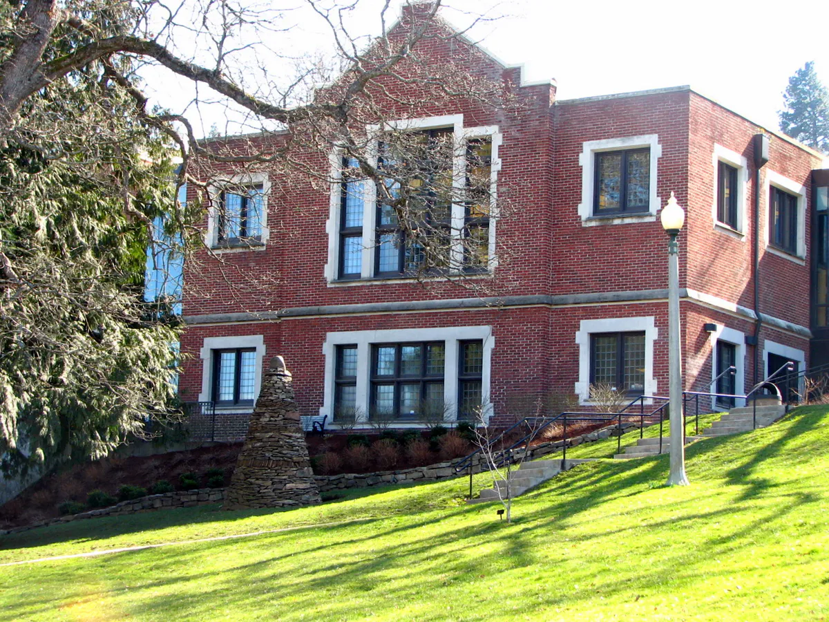 Hood River County Library-Georgiana Smith Park - Hood River Oregon