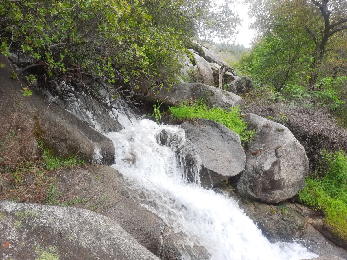 Waterfall at the San Joaquin River Gorge (52673142177) in Madera, California