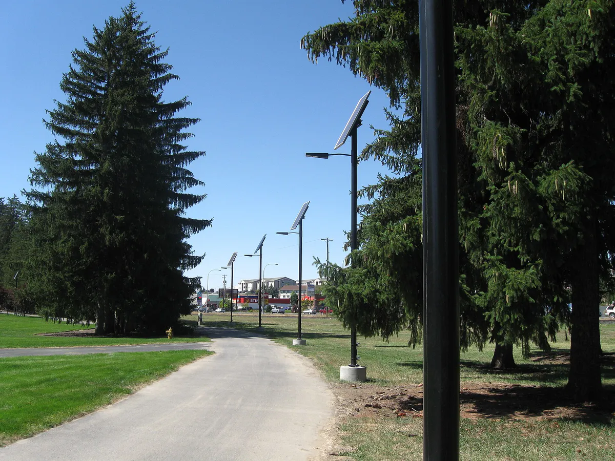 Solar streetlights along Paradise Trail in Moscow, Idaho, 2009. (33206923264)