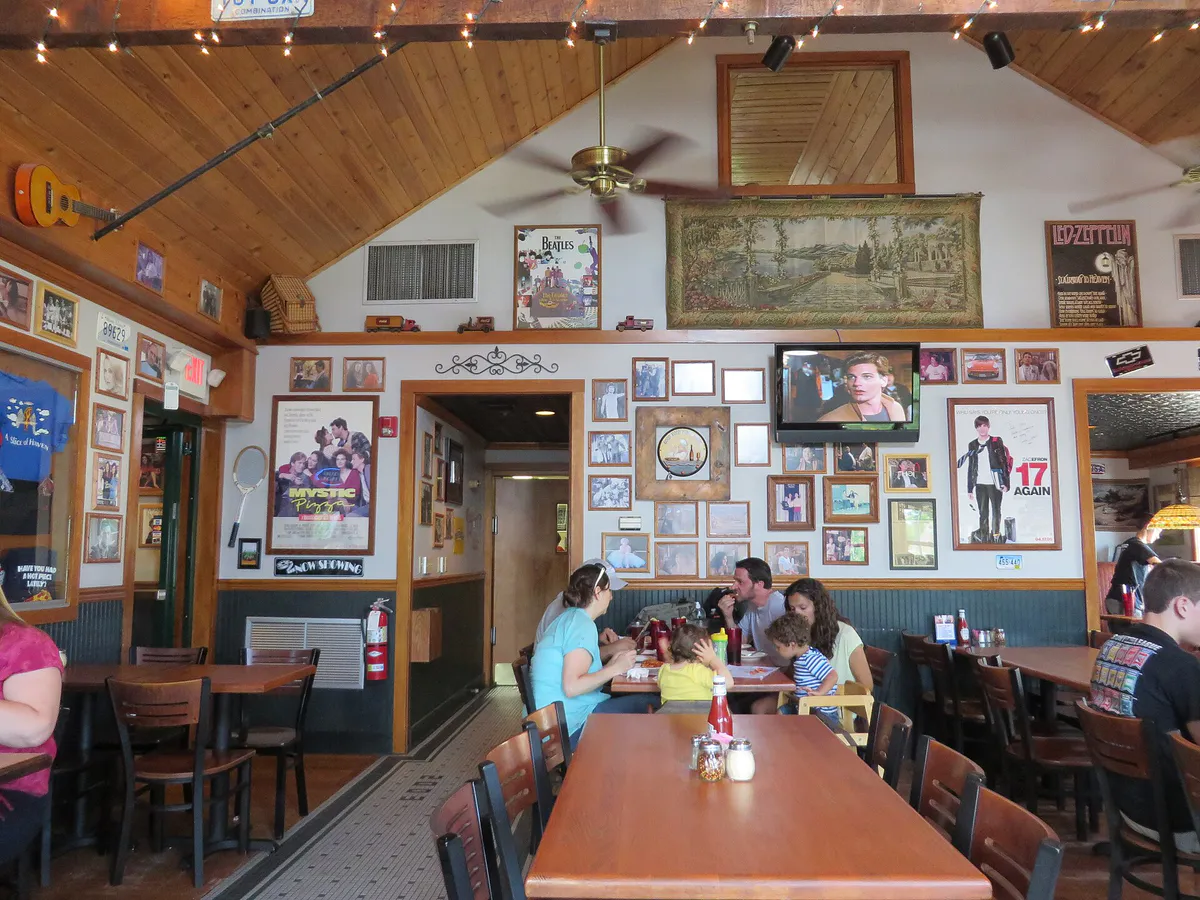 Mystic Pizza (Mystic, Connecticut) 002