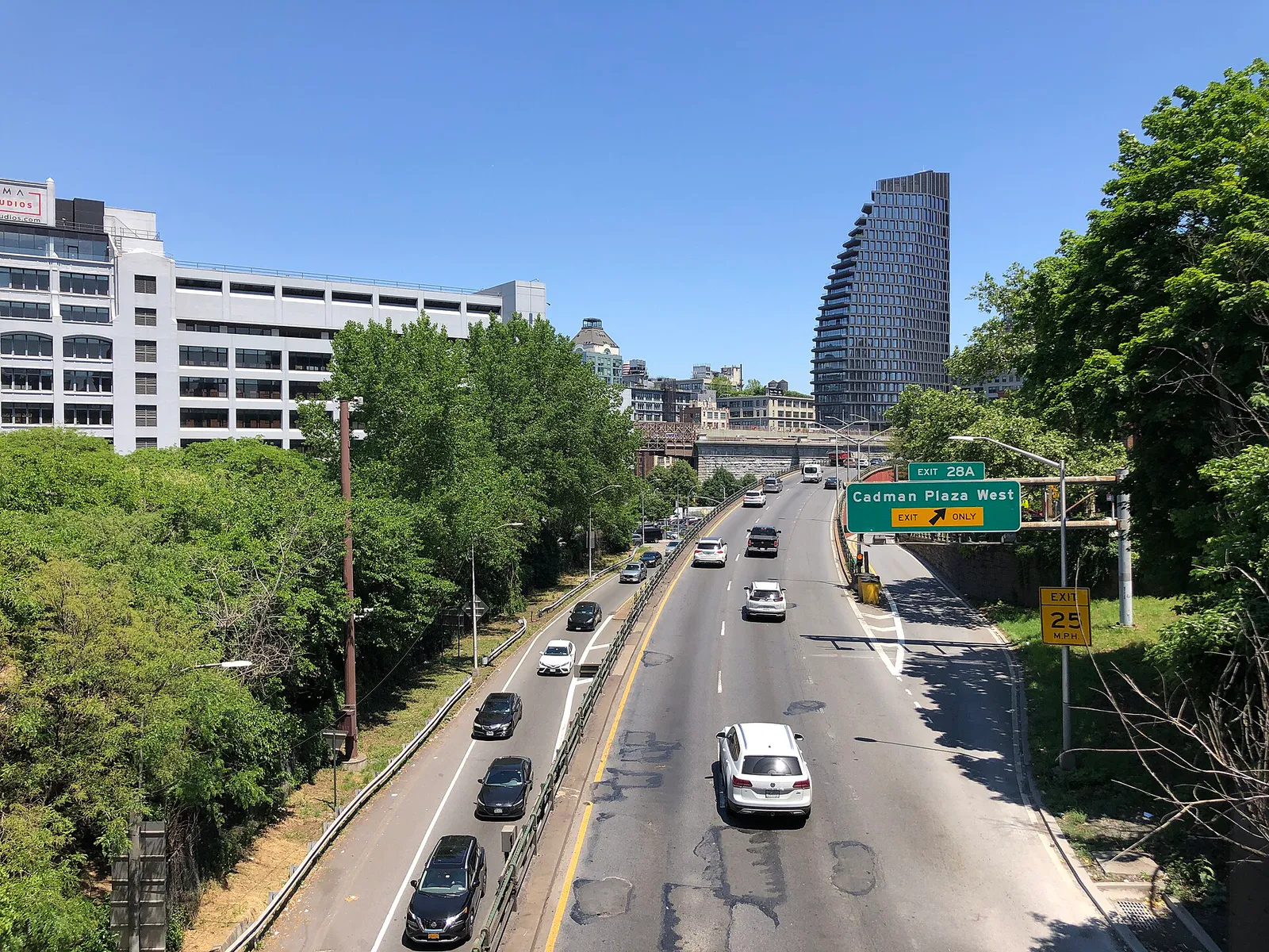2024-05-22 13 19 02 View east along Interstate 278 (Brooklyn-Queens Expressway) from the park near the end of Middagh Street in Brooklyn, New York City, New York