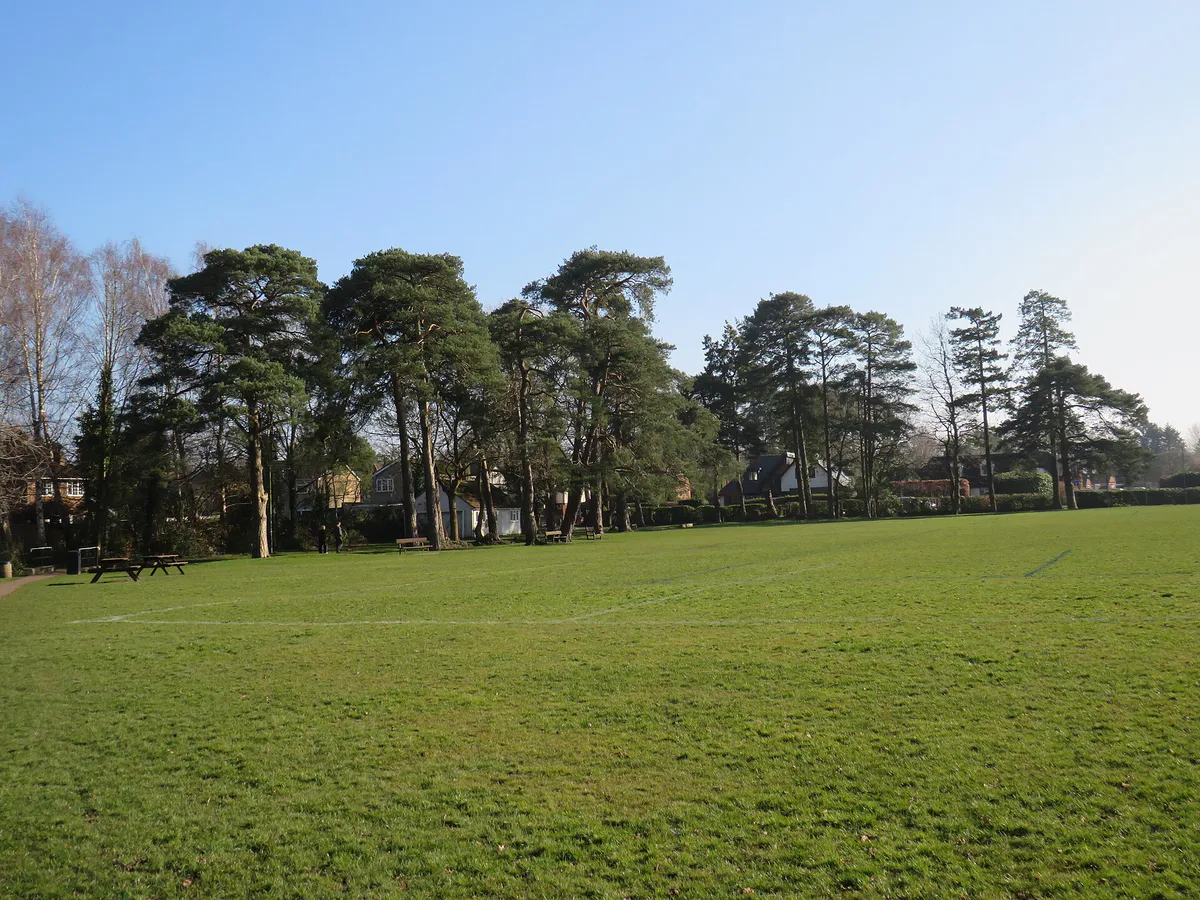 Oakley Park, Fleet - geograph.org.uk - 7994637, California