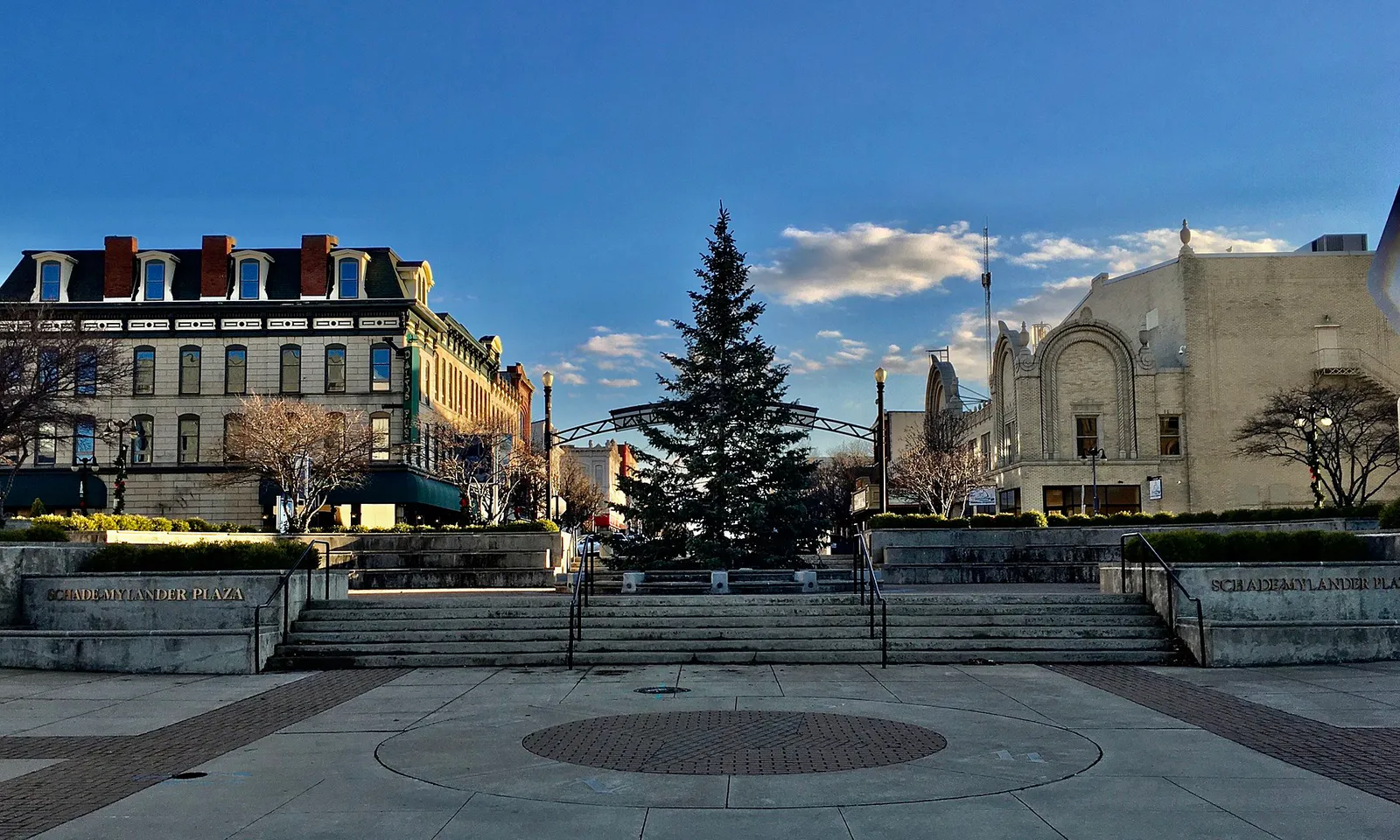 Sandusky, Ohio - 20201212 - 04 - Downtown Christmas Tree @ Schade-Mylander Plaza