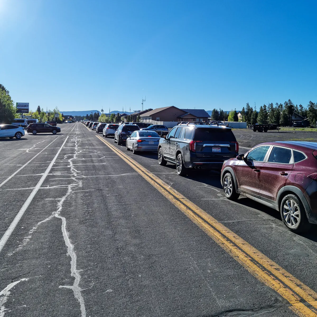 West Yellowstone (MT, USA), Yellowstone Avenue, Warteschlange vor dem Eingang zum Yellowstone National Park -- 2022 -- 073857, Montana